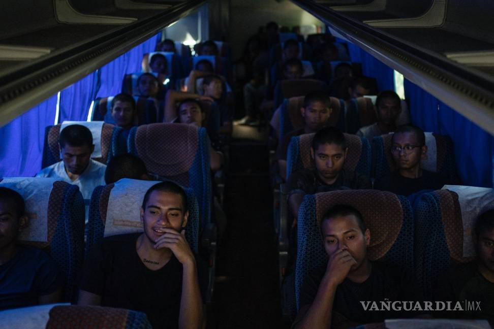 $!Estudiantes de primer año de la escuela Normal Rural Raúl Isidro Burgos viajan a CDMX para pedir justicia por la desaparición hace 10 años de 43 estudiantes.