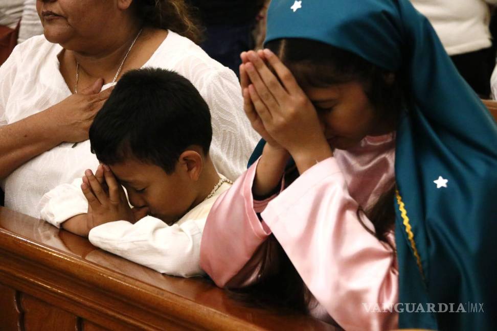 $!Las muestras de devoción juvenil fueron lo común en el evento religioso.