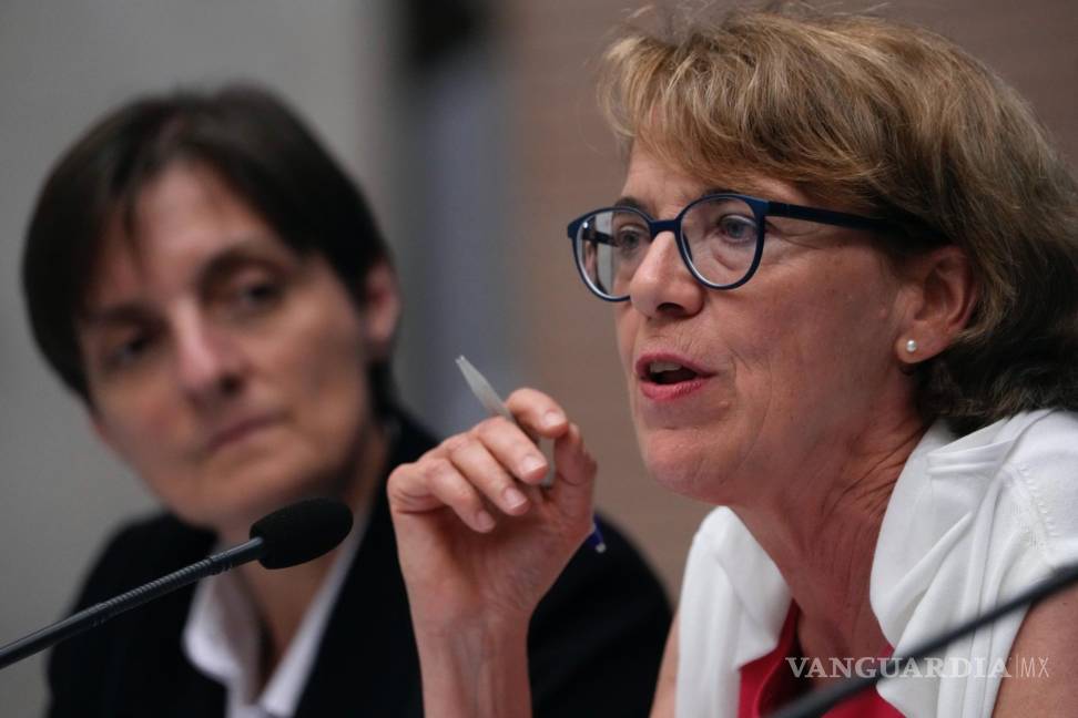 $!Helena Jeppesen Spuhler (d) pronuncia y la hermana Nadia Coppa (i) durante una presentación de las nuevas directrices para el Sínodo de los Obispos en el Vaticano.