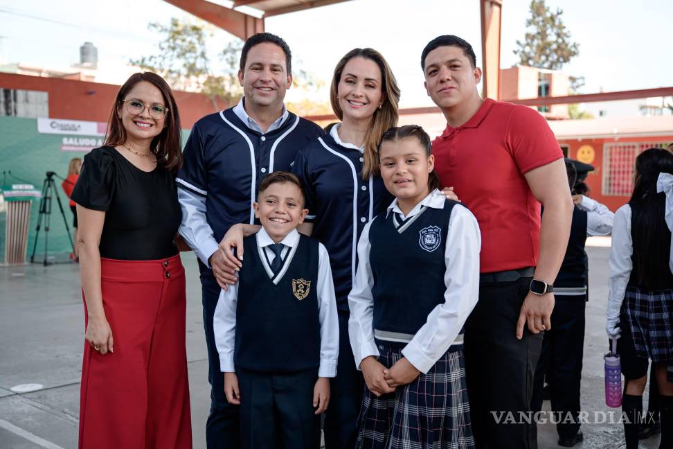 $!Javier Díaz González, alcalde de Saltillo, y su esposa Luly López Naranjo, presidenta honoraria del DIF municipal, encabezaron los honores a la bandera en la primaria Francisco González Bocanegra, ubicada en la colonia La Madrid.