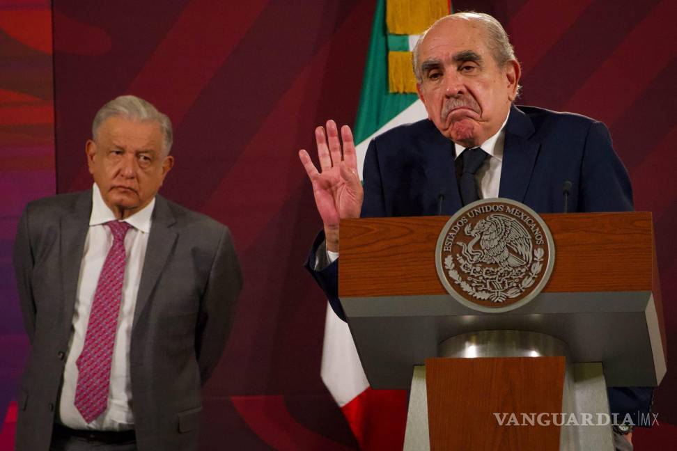 $!Andrés Manuel López Obrador, presidente de México, y Pablo Gómez,titular de la UIF, durante la conferencia matutina desde Palacio Nacional.