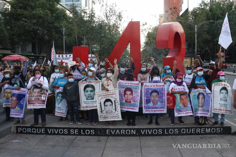 $!Las madres y padres de los 43 normalistas desaparecidos de Ayotzinapa marcharon tras cumplirse ya 7 años de la desaparición de sus hijos.