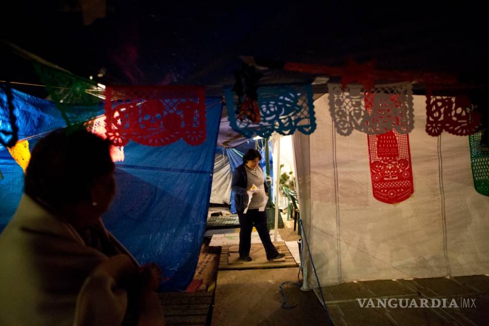$!En medio de la escasez, víctimas del sismo celebran el Día Muertos