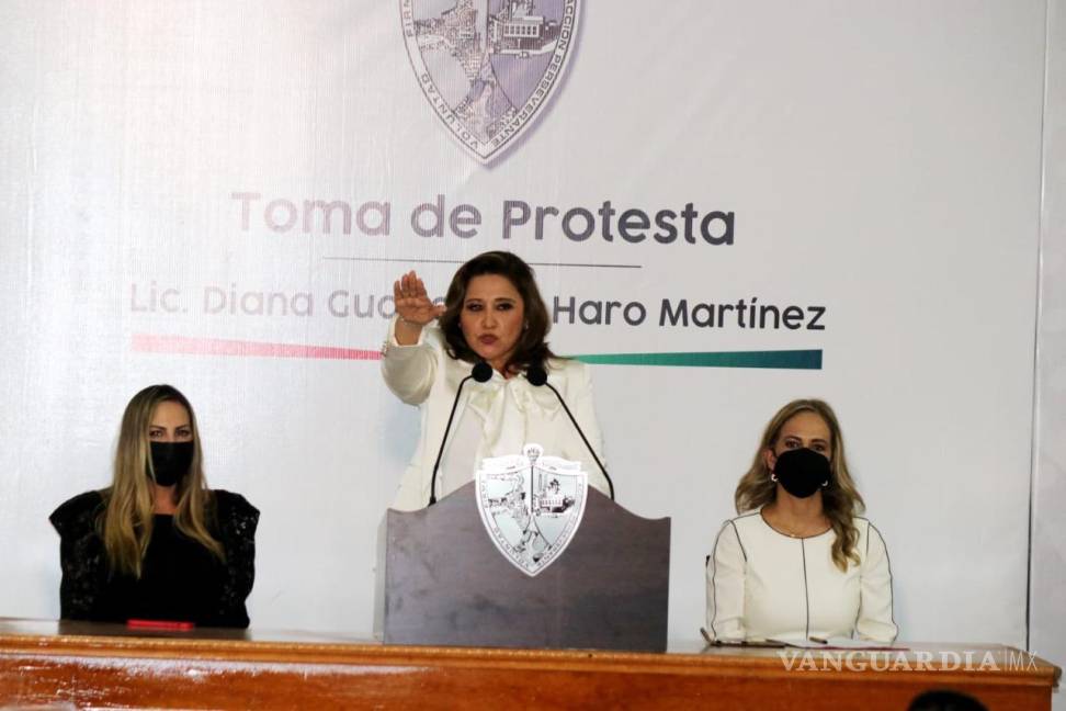 $!Diana Haro Martínez rindió protesta junto con su cabildo en presencia de la representante del Gobernador de Coahuila. FOTO: MAURICIO GARCÍA