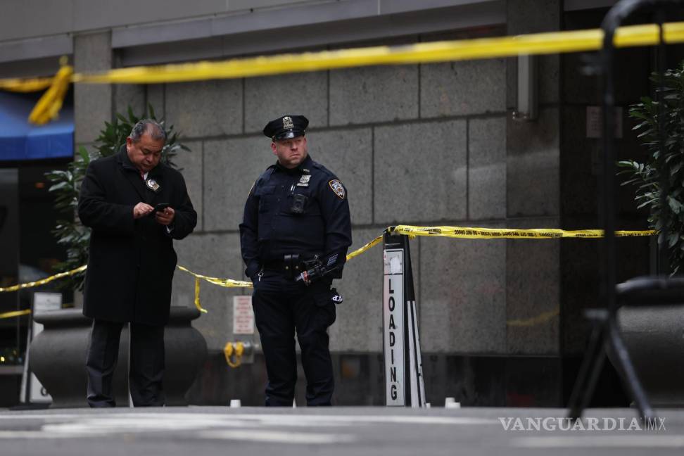 $!Investigadores policiales en el lugar donde el director ejecutivo de UnitedHealthcare, Brian Thompson, fue asesinado a tiros.