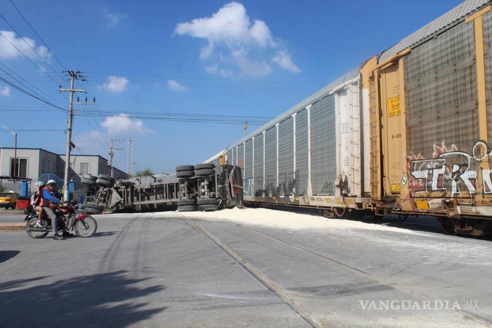 Locomotora embiste y vuelca a tráiler que se le atravesó en Saltillo (VIDEO)