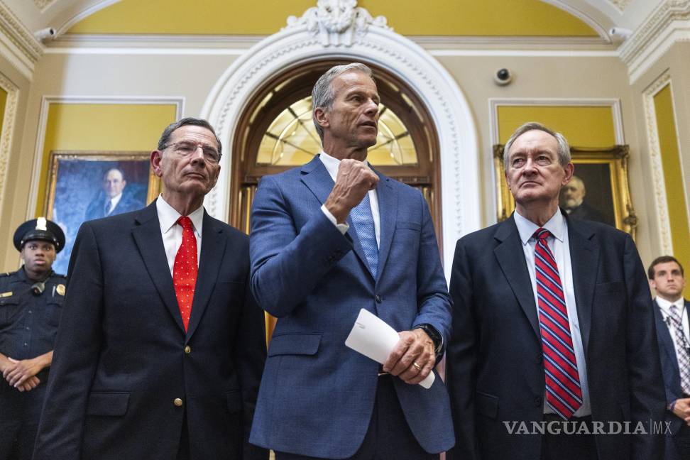 $!El líder de la mayoría republicana en el Senado, John Thune (centro), después de que el Senado aprobara el llamado “Gran y Hermoso Proyecto de Ley”.