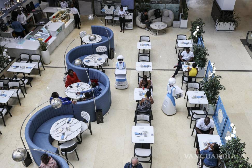 $!El Robot Cafè emplea a 52 empleados que trabajan junto a los robots. Lejos de reemplazar los trabajos humanos, los robots mejoran la experiencia gastronómica.