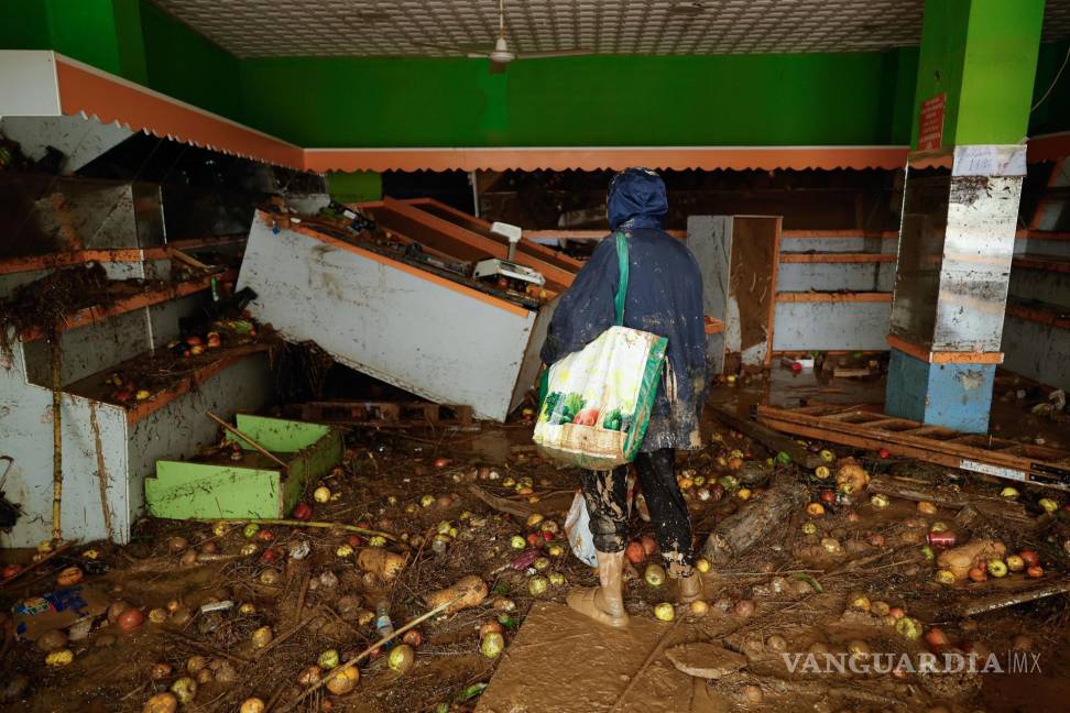 $!Un residente observa los desperfectos tras las intensas lluvias de la fuerte DANA en Sedaví, Valencia.