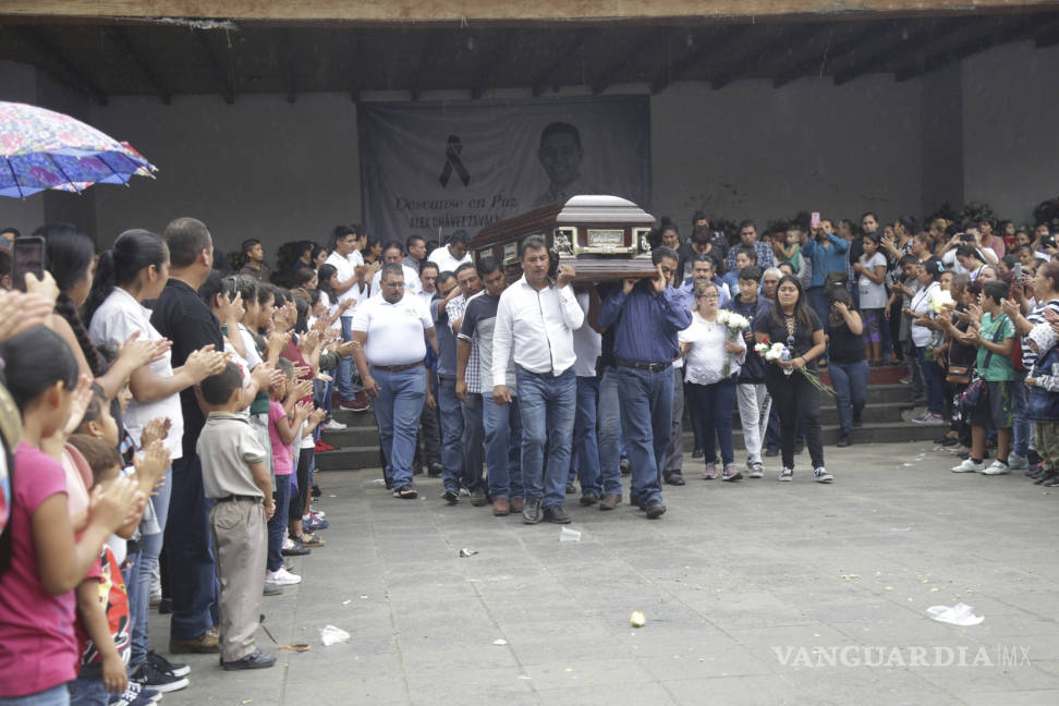 $!Llanto, dolor e impotencia en sepelio de candidato asesinado en Michoacán