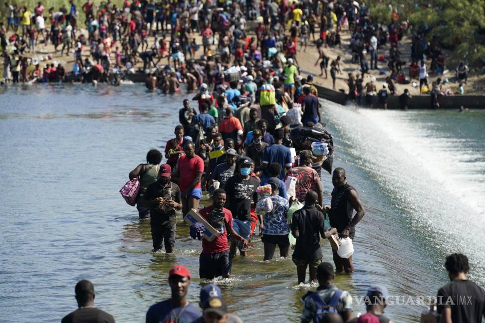 $!Migrantes haitianos usan una represa para cruzar entre México y Estados Unidos en Del Rio, Texas. AP/Eric Gay