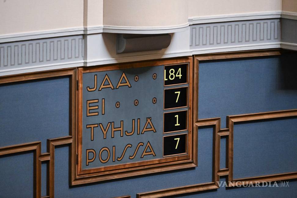 $!Un tablero con el resultado de la votación sobre la adhesión de Finlandia a la OTAN en la sesión plenaria del Parlamento en Helsinki, Finlandia.
