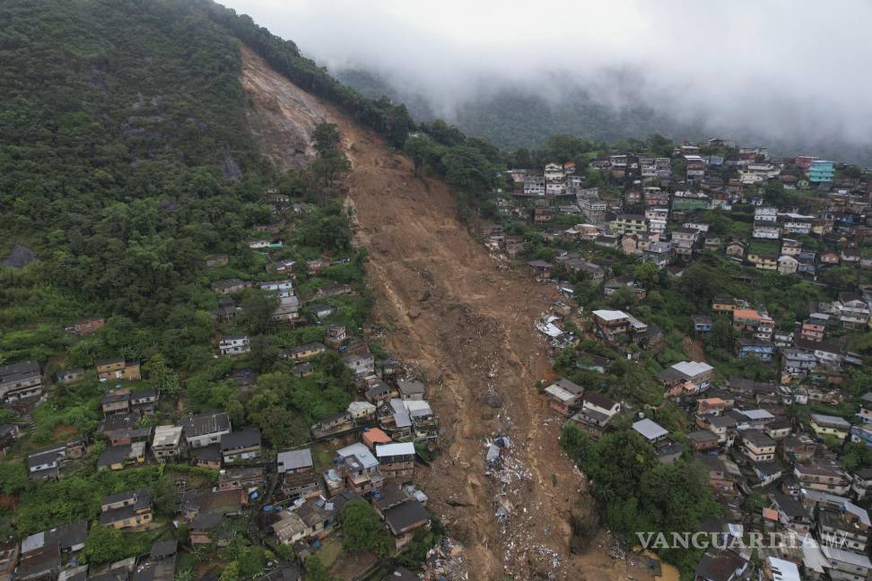$!Una vista aérea muestra un vecindario afectado por los deslaves en Petrópolis, Brasil. AP/Silvia Izquierdo