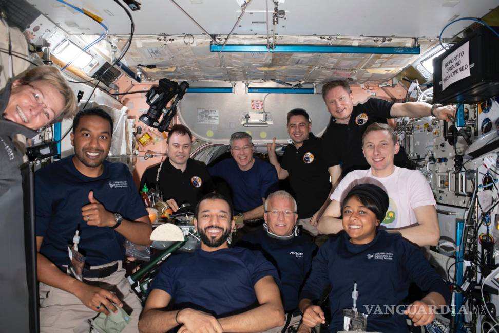 $!Los miembros de la tripulación de Axiom Mission-2 y Expedition 69 se reúnen para un retrato juntos durante la cena a bordo de la Estación Espacial Internacional.