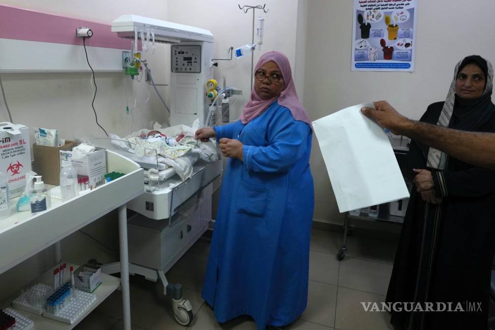 $!Médicos palestinos tratan a un bebé prematuro en el hospital Al Aqsa en Deir el-Balah, Franja de Gaza.