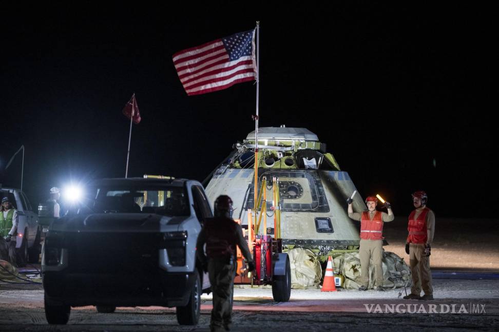 $!Los equipos de Boeing y la NASA trabajan alrededor de la nave espacial Boeing Crew Flight Test Starliner de la NASA después de que aterrizó sin tripulación