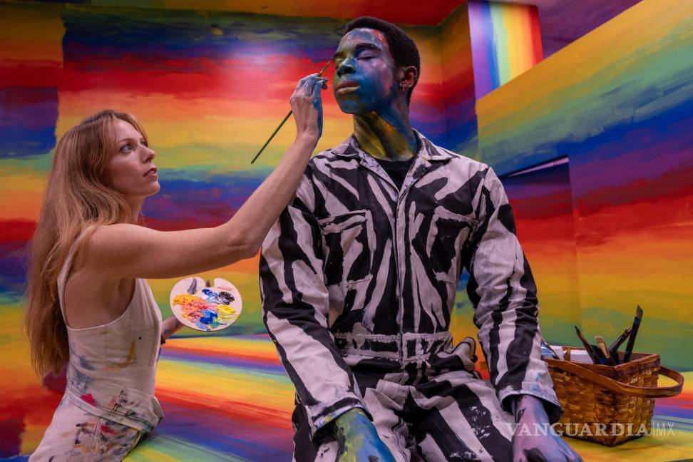 $!La artista Alexa Meade pinta a un modelo en su exposición Wonderland Dreams durante una presentación a la prensa en Nueva York.