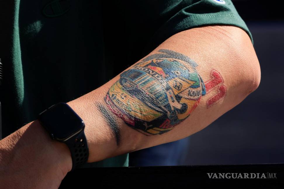 $!Fotografía del tatuaje de un aficionado en honor al mexicano Sergio Pérez de Red Bull hoy, en el Gran Premio de Fórmula Uno de México que se realiza en el Autódromo Hermanos Rodríguez en Ciudad de México