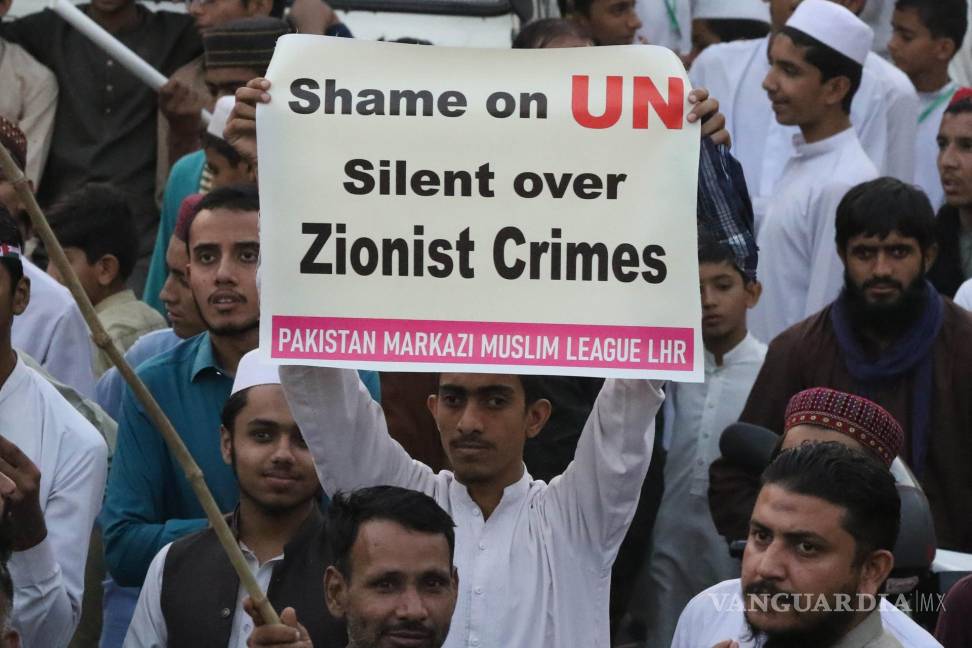 $!La gente participa en una manifestación de solidaridad con el pueblo palestino en Lahore, Pakistán.