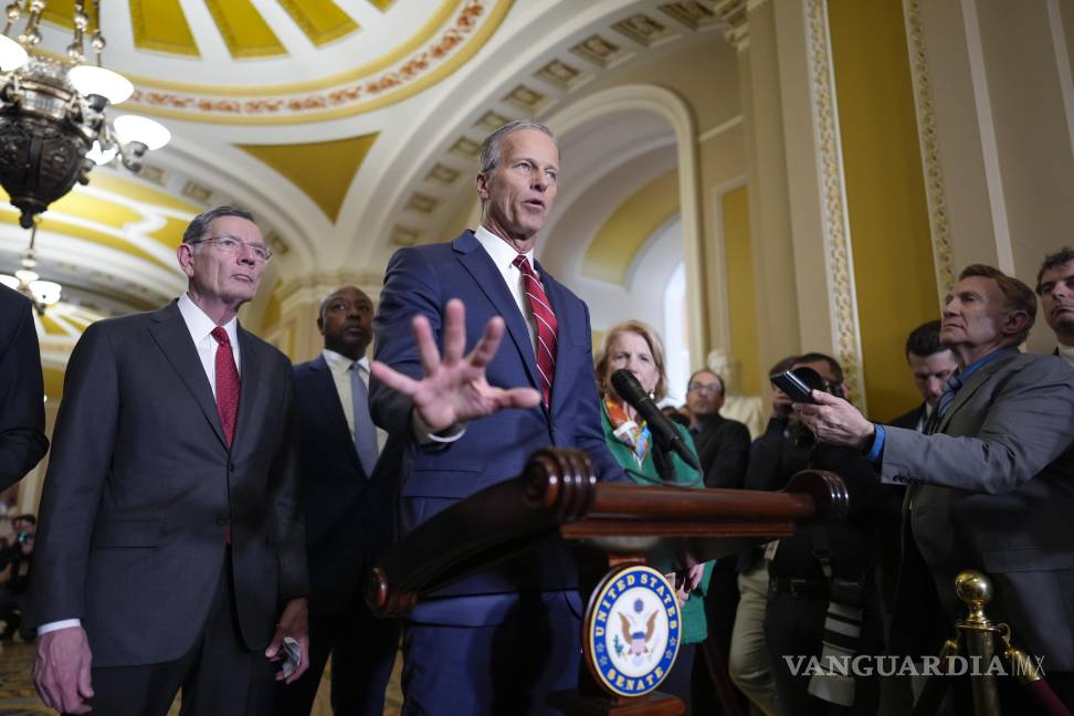 $!El líder de la mayoría del Senado, el republicano John Thune, habla con la prensa antes de los anuncios del presidente Donald Trump sobre aranceles en el Capitolio.