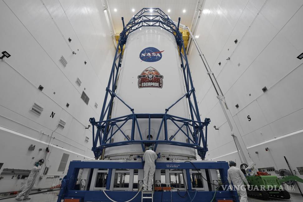 $!Los orbitadores idénticos de Marte de la NASA, llamados Escapade, están asegurados en la cofia de 7 metros del cohete New Glenn de Blue Origin.