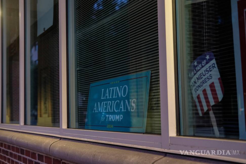 $!Un cartel se exhibe en la oficina de Latino Americans for Trump en Reading, Pensilvania.