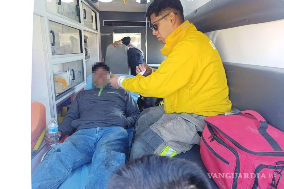 $!Paramédicos de la Cruz Roja valoraron al chofer antes de trasladarlo al centro de salud.