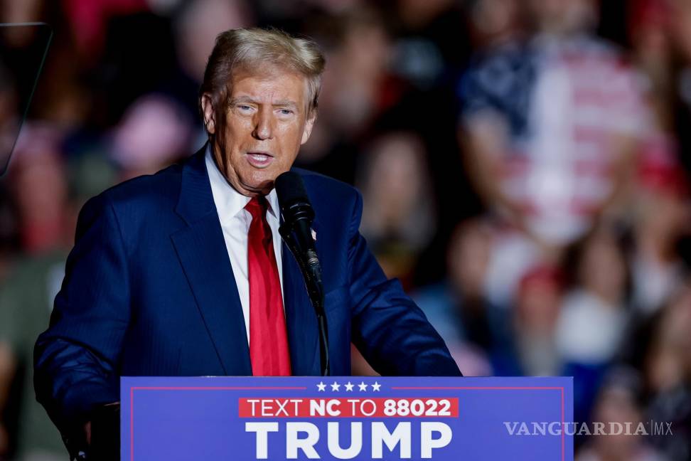 $!El candidato presidencial republicano Donald Trump habla en un mitin de campaña en el Greensboro Coliseum en Greensboro, Carolina del Norte.