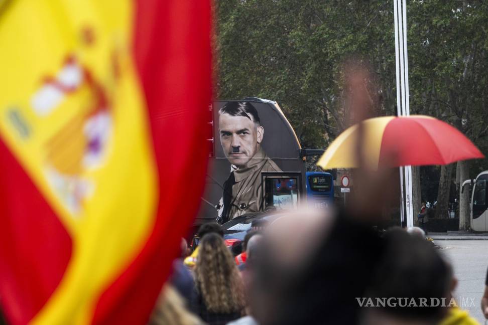 $!Un autobús con un fotomontaje del presidente del Gobierno en funciones, Pedro Sánchez, en los alrededores del Congreso de los Diputados en Madrid.