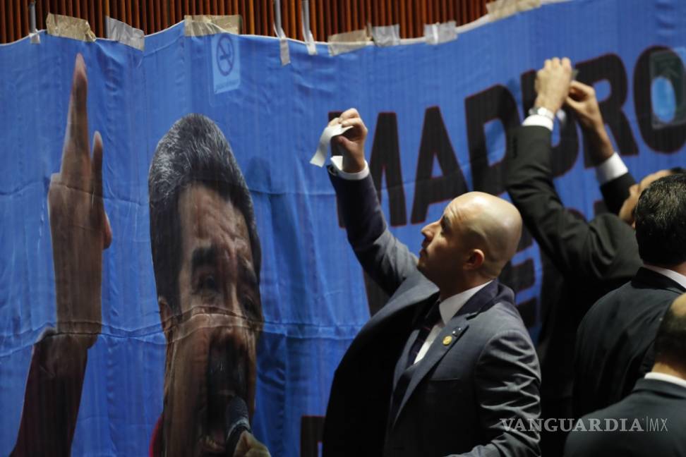 $!Legisladores del PAN colocan manta contra Maduro en San Lázaro