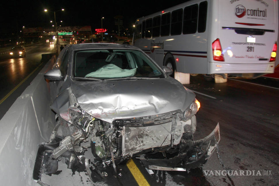 $!Policía de Saltillo sale ebrio de posada, choca su auto en barda y huye