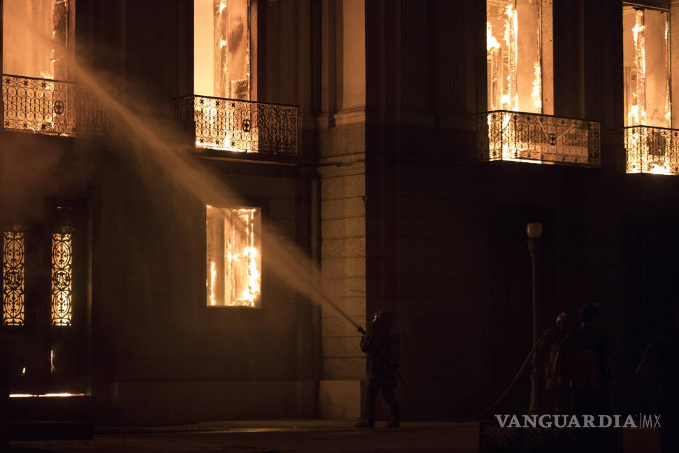 $!Voraz incendio destruye el Museo Nacional de Brasil y pierde gran parte de su acervo (Fotogalería)