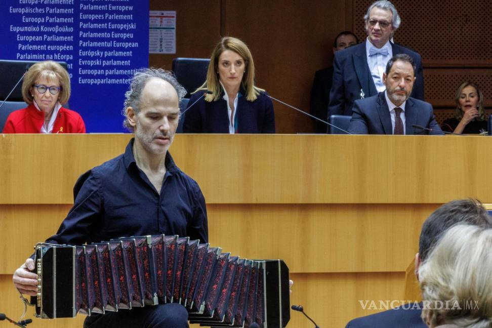 $!Un músico toca su acordeón durante en el Parlamento Europeo presidido por Roberta Metsola (centro), junto a la sobreviviente del holocausto Irene Shashar (i).