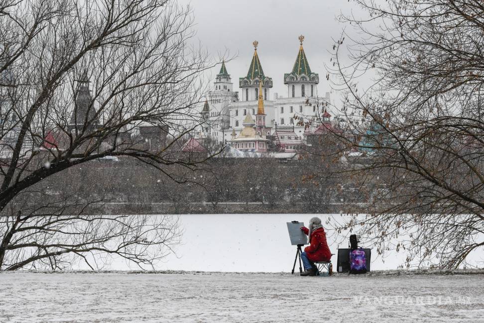 $!Un artista pinta cerca de un estanque congelado frente al Kremlin en Moscú, Rusia Las temperaturas en la región de Moscú bajaron a menos ocho grados Celsius.