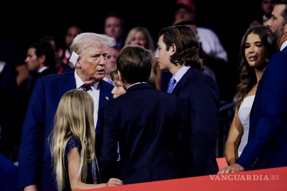 $!Aún con la curación en su oreja, Donald Trump es visto con su familia en la Convención Republicana.