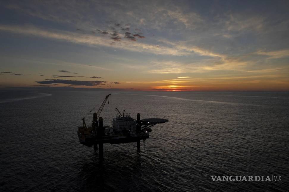 $!El sol se pone detrás de la plataforma del Liftboat Robert, sede de la Expedición 501, una expedición de investigación global que busca agua dulce, en el Atlántico Norte.