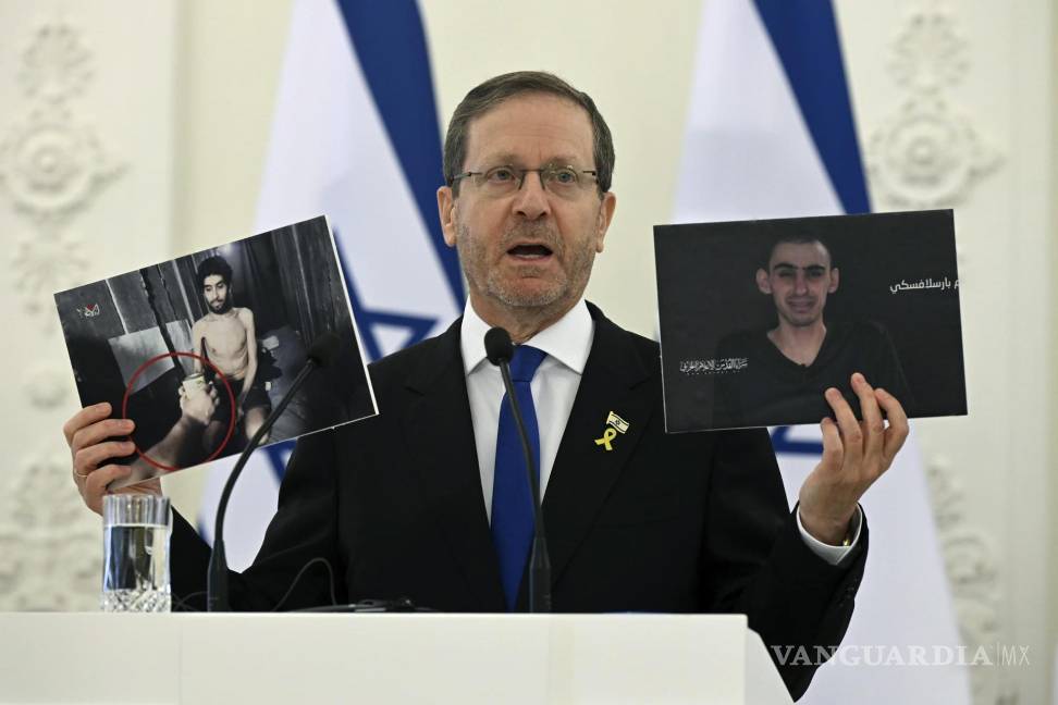 $!El presidente israelí, Isaac Herzog, muestra fotografías de uno de los rehenes en manos de Hamás, Evyatar David.