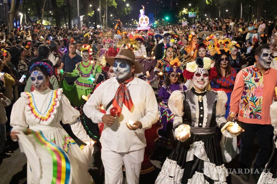$!Con la participación de cientos de personas caracterizadas del personaje creado por José Guadalupe Posada, la noche se llenó de música y baile.