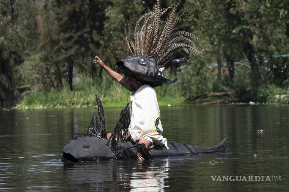 $!Manuel Rodríguez se sienta encima de una canoa con forma de ajolote durante su liberación simbólica en los canales de Xochimilco, Ciudad de México