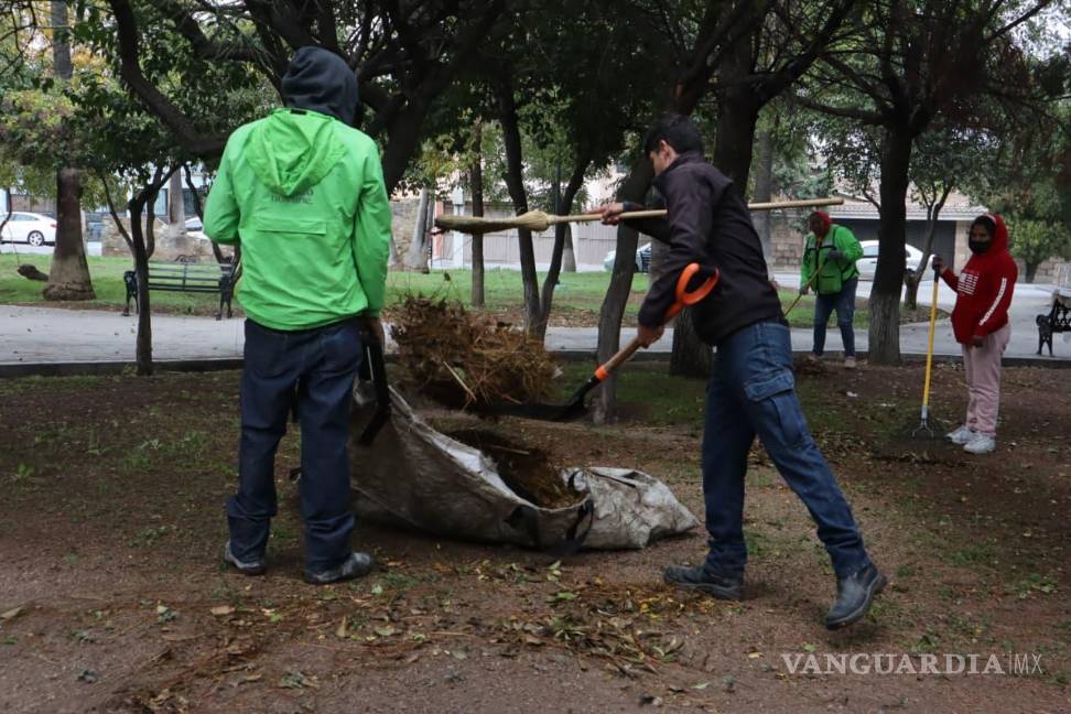 $!Brigadas municipales atendieron áreas verdes y espacios públicos en colonias como República Oriente, Praderas y La Fragua, con labores de limpieza, poda y deshierbe.