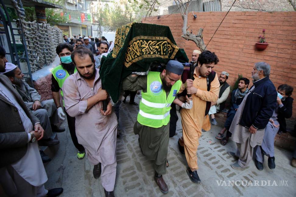 $!La gente lleva el ataúd de una víctima de la explosión de una bomba en una mezquita musulmana chiíta en Peshawar, Pakistán. EFE/EPA/Arshad Arbab