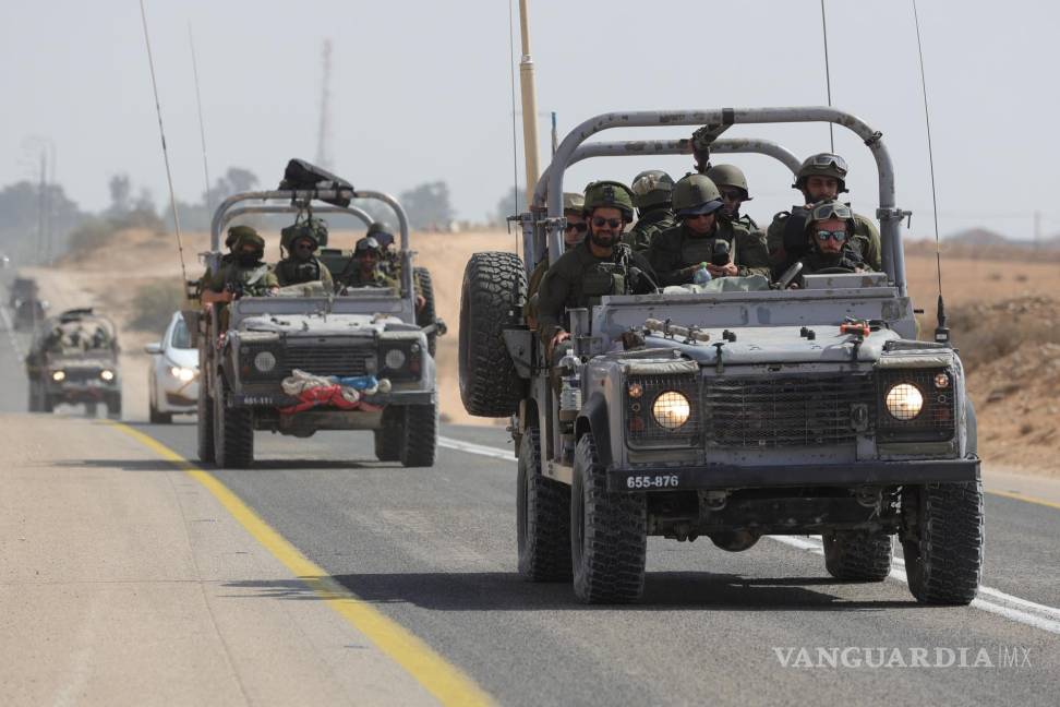 $!Soldados israelíes conducen a lo largo de la frontera con Gaza, cerca de la ciudad sureña de Ofakim.
