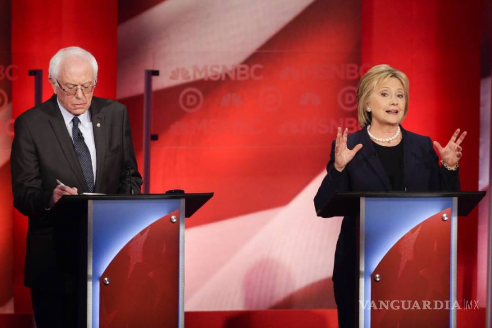 $!Hillary Clinton y Bernie Sanders cruzan reproches en un debate acalorado