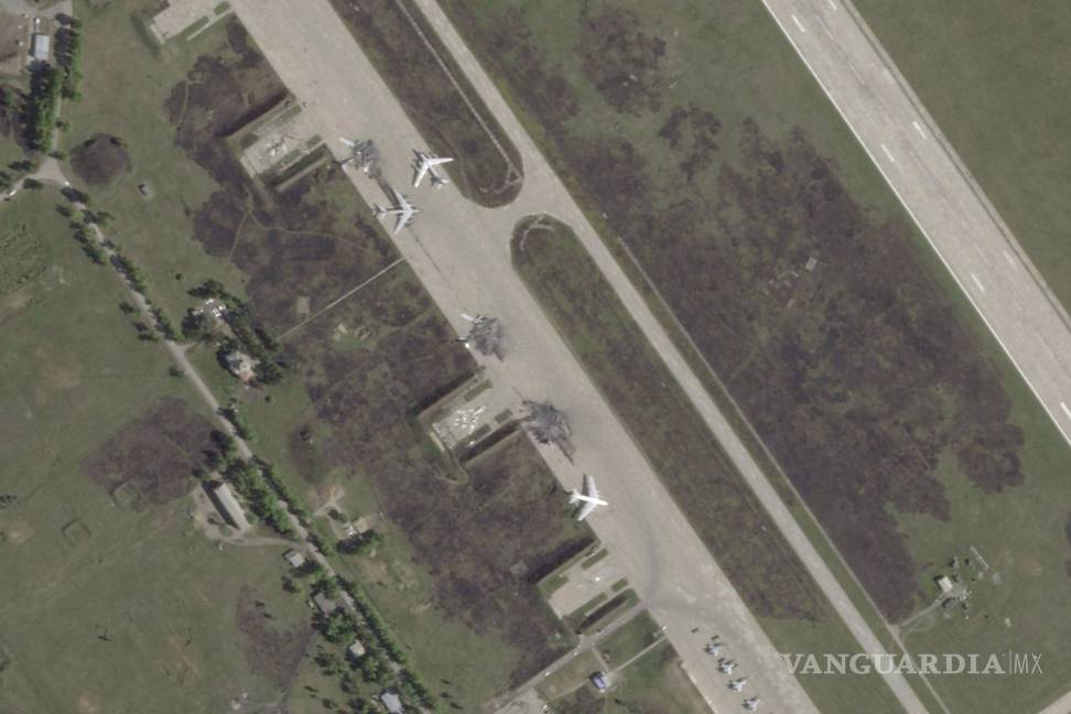 $!Imagen satelital que muestra los daños causados por un ataque con un dron ucraniano contra la base aérea de Belaya, en la región de Irkutsk, al este de Siberia.