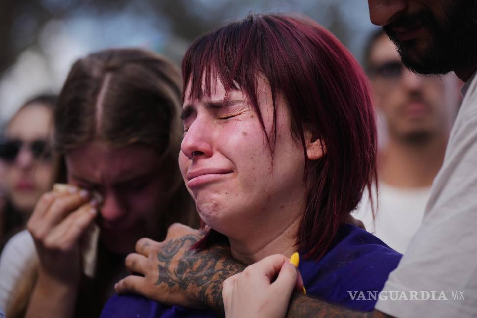 $!Personas asiste na un acto de recuerdo en el segundo aniversario del letal ataque de Hamás del 7 de octubre de 2023 contra Israel.