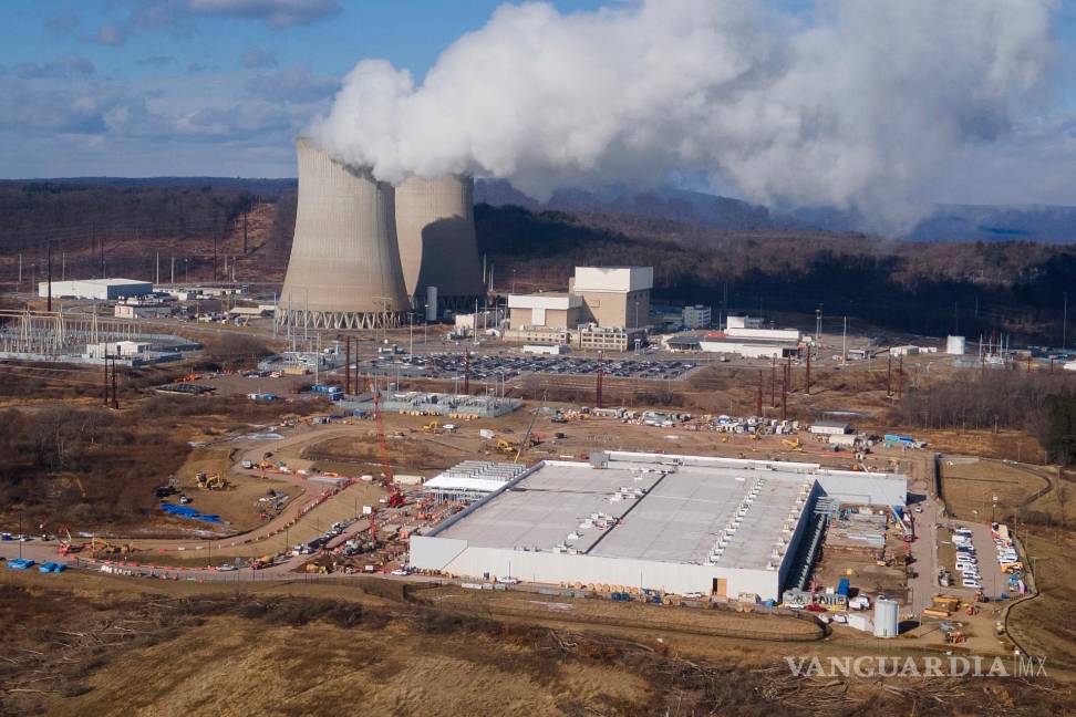 $!Un centro de datos propiedad de Amazon Web Services, al frente a la derecha, está en construcción junto a la planta nuclear de Susquehanna en Berwick, Pensilvania
