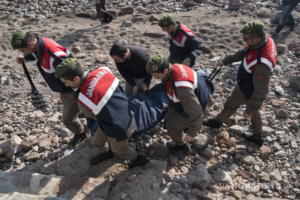 $!Naufragio de inmigrantes en costas turcas deja al menos 39 muertos