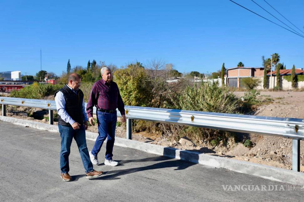 $!Funcionarios municipales destacan el impacto positivo de la rehabilitación de la calle Tezcatlipoca para la seguridad y funcionalidad vial de la zona norte de Saltillo.