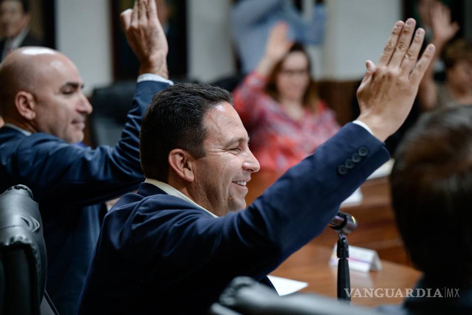 $!Javier Díaz reafirmó su compromiso con una administración moderna, eficiente y cercana a la ciudadanía al presentar nuevas propuestas de mejora regulatoria ante el Cabildo.