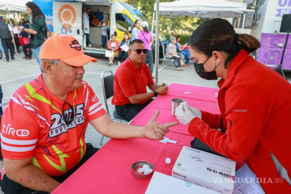 $!Personal médico y de instituciones externas como la Cruz Roja brindó consultas generales, mastografías y evaluaciones especializadas a los paseantes.